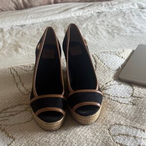 Wedge Espadrille Peep-Toe Flat in black
-says sold on other listing but wasn’t.